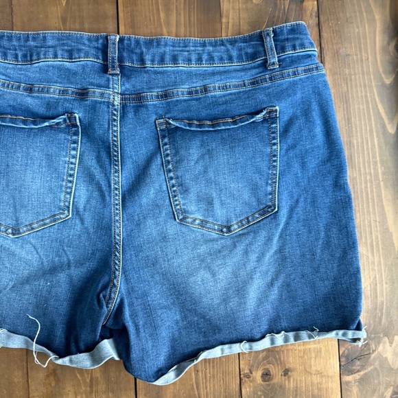 Time and Tru Medium Wash Denim Jean Cuffed Shorts - Picture 6 of 8